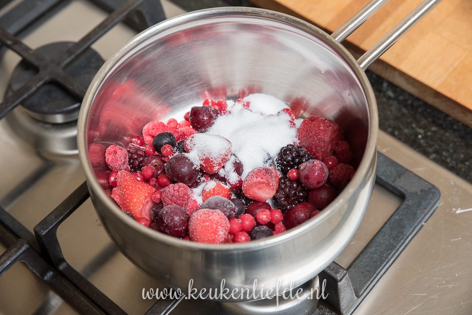 Panna cotta met rodevruchtensaus Panna cotta met rodevruchtensaus