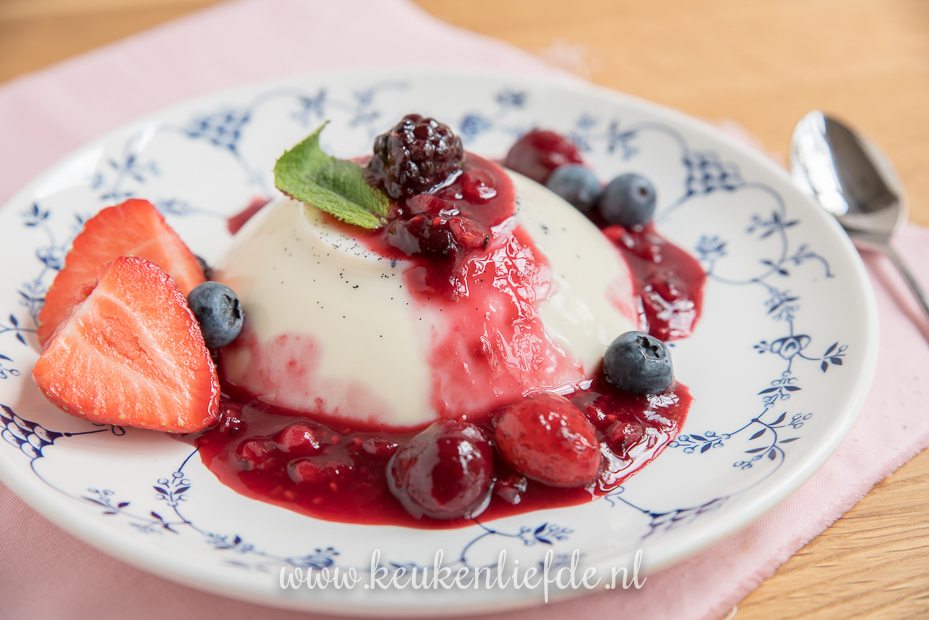 Panna cotta met rodevruchtensaus