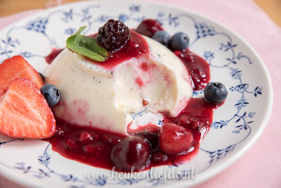 Panna cotta met rodevruchtensaus