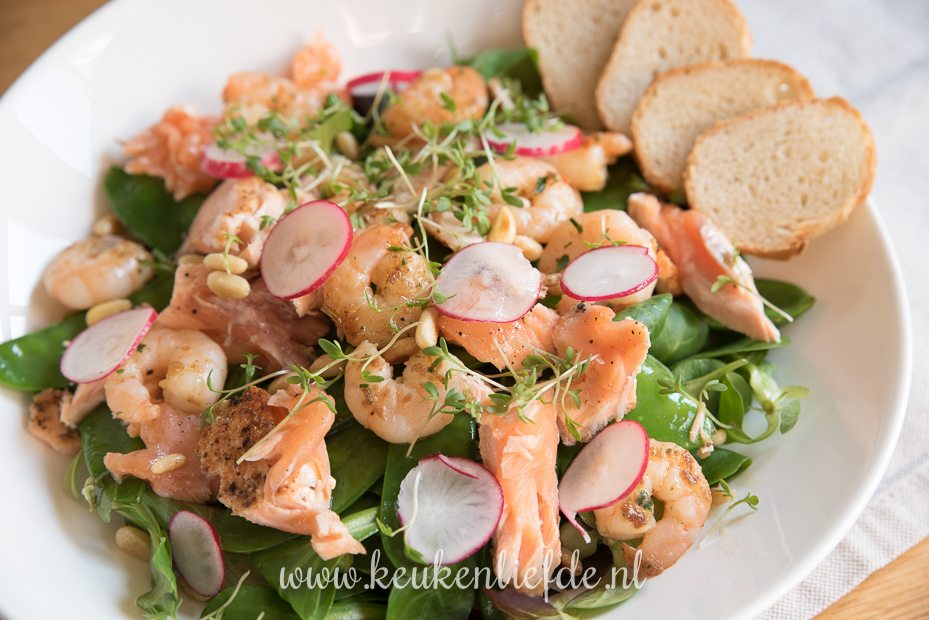 Salade met gebakken zalm en knoflookgarnalen