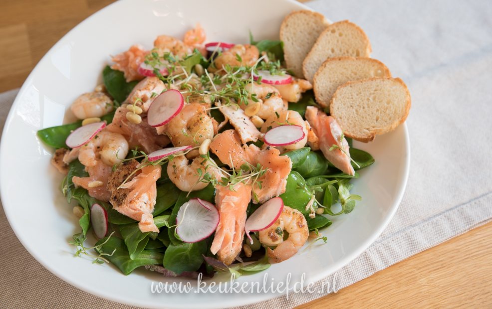 Salade met gebakken zalm en knoflookgarnalen Salade met gebakken zalm en knoflookgarnalen