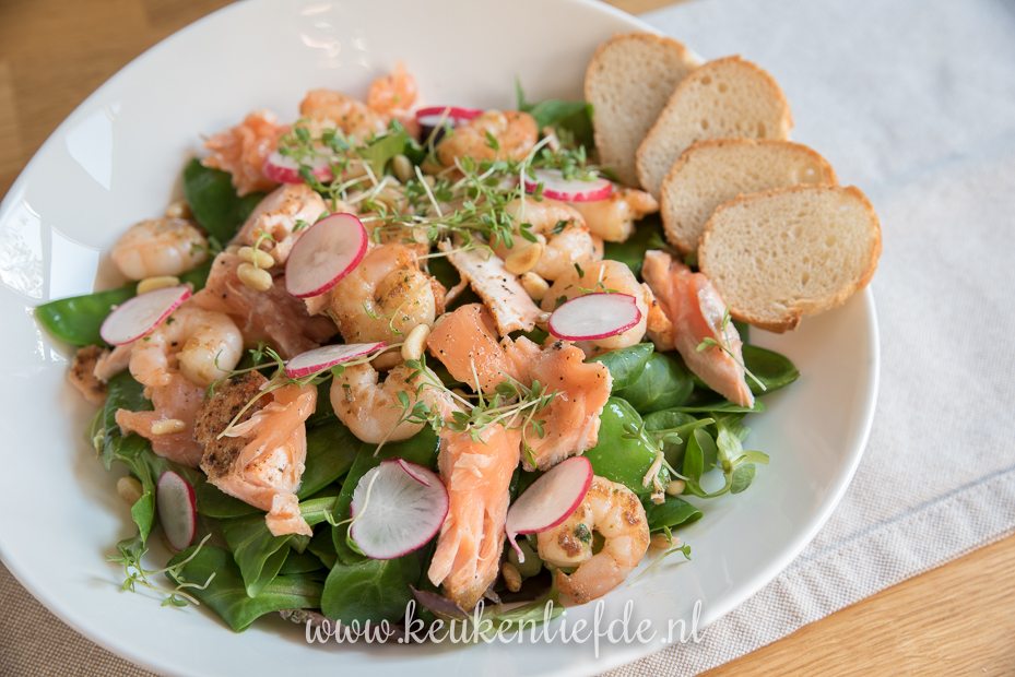 Salade met gebakken zalm en knoflookgarnalen