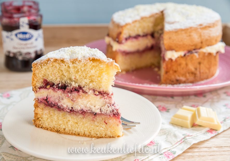 Slagroomtaart met kersenjam en witte chocolade
