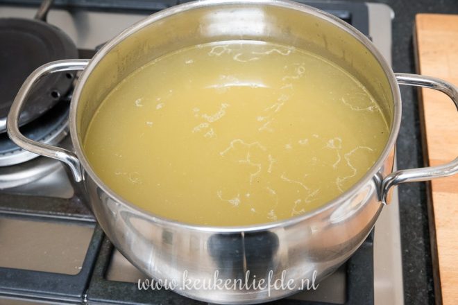 Zeef de kippenbouillon