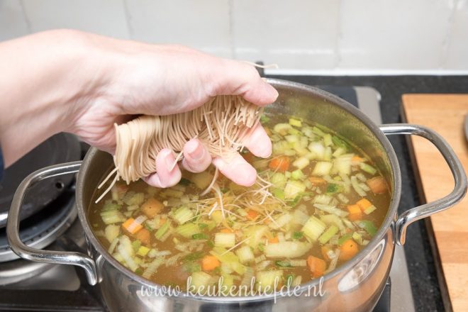 Voeg de vermicelli en de kip toe aan de bouillon