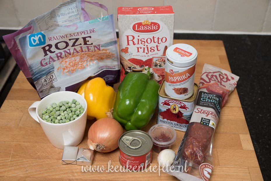Paella met garnalen en chorizo