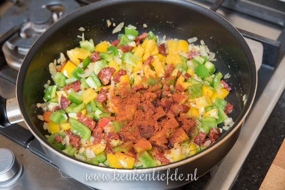 Paella met garnalen en chorizo