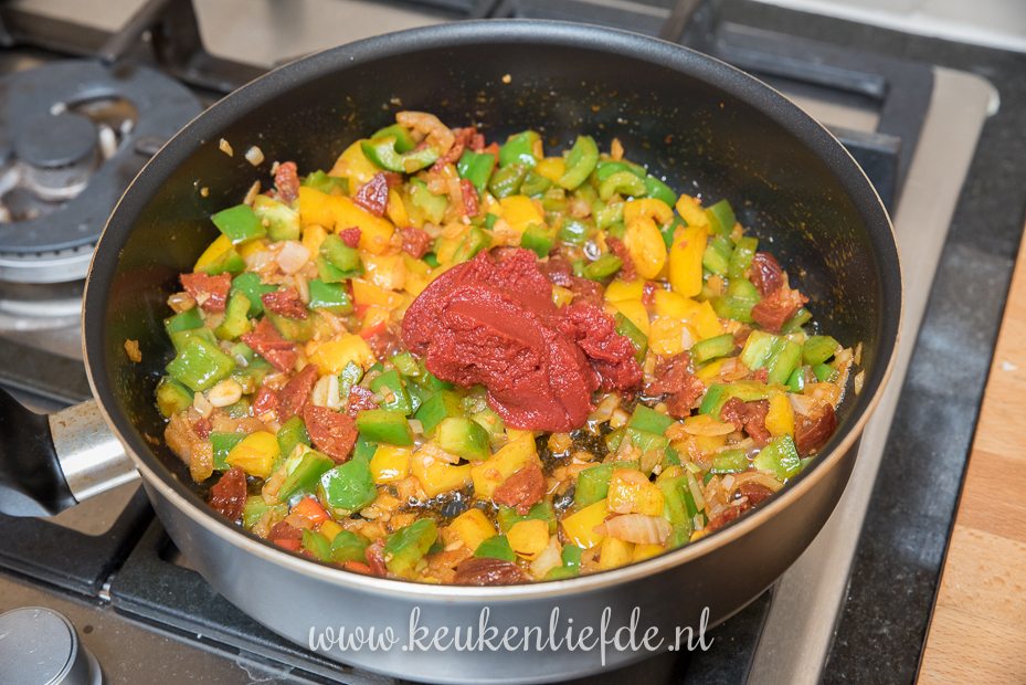 Paella met garnalen en chorizo