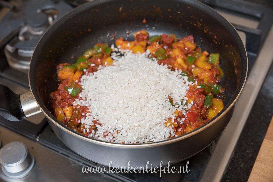 Paella met garnalen en chorizo