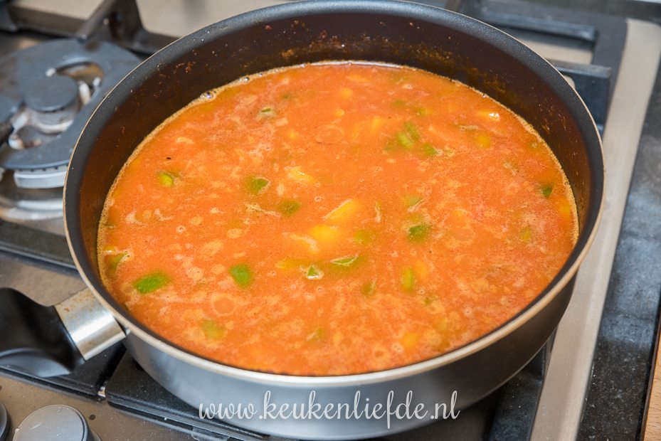 Paella met garnalen en chorizo