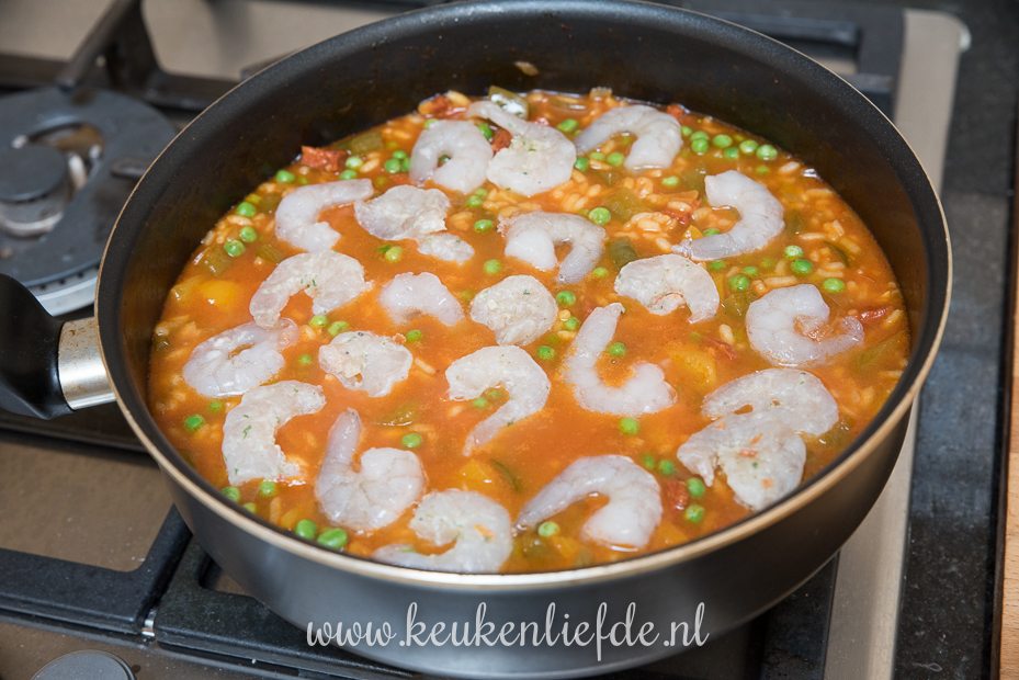 Paella met garnalen en chorizo