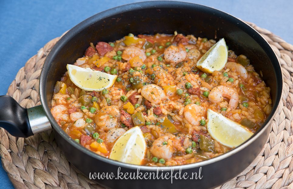 Paella met garnalen en chorizo