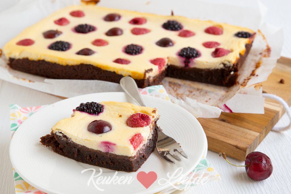 Cheesecake brownie met rood zomerfruit