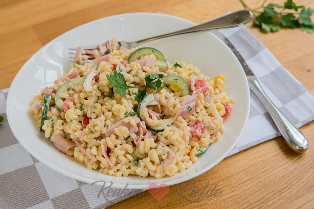 Macaronisalade met ham en komkommer (kookvideo!)