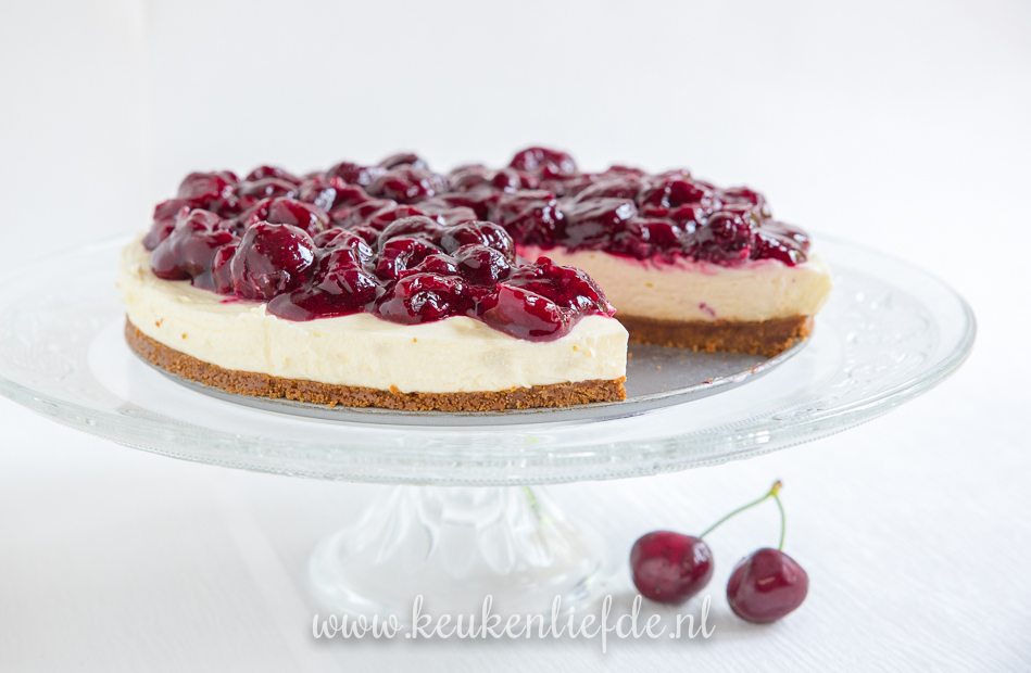 Monchoutaart met zelfgemaakte kersencompote Monchoutaart met zelfgemaakte kersencompote