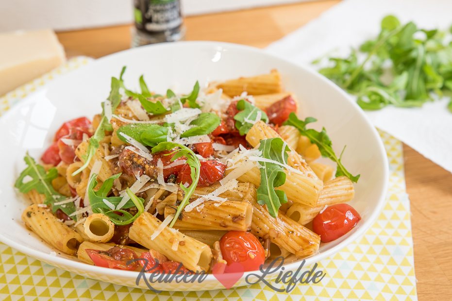 Pasta met cherrytomaat, knoflook en parmezaan (kookvideo!)