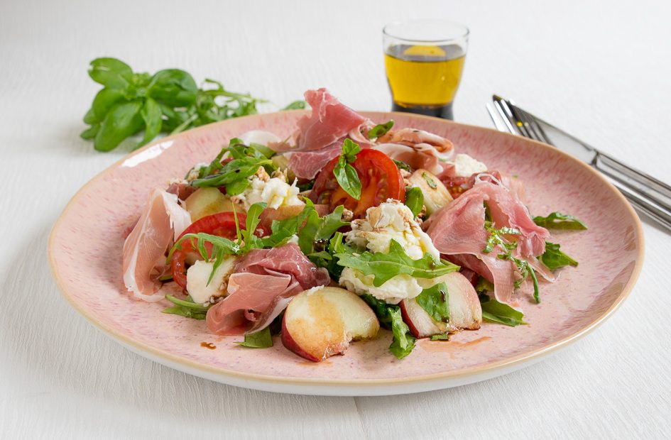 Zomersalade met perzik, mozzarella en parmaham
