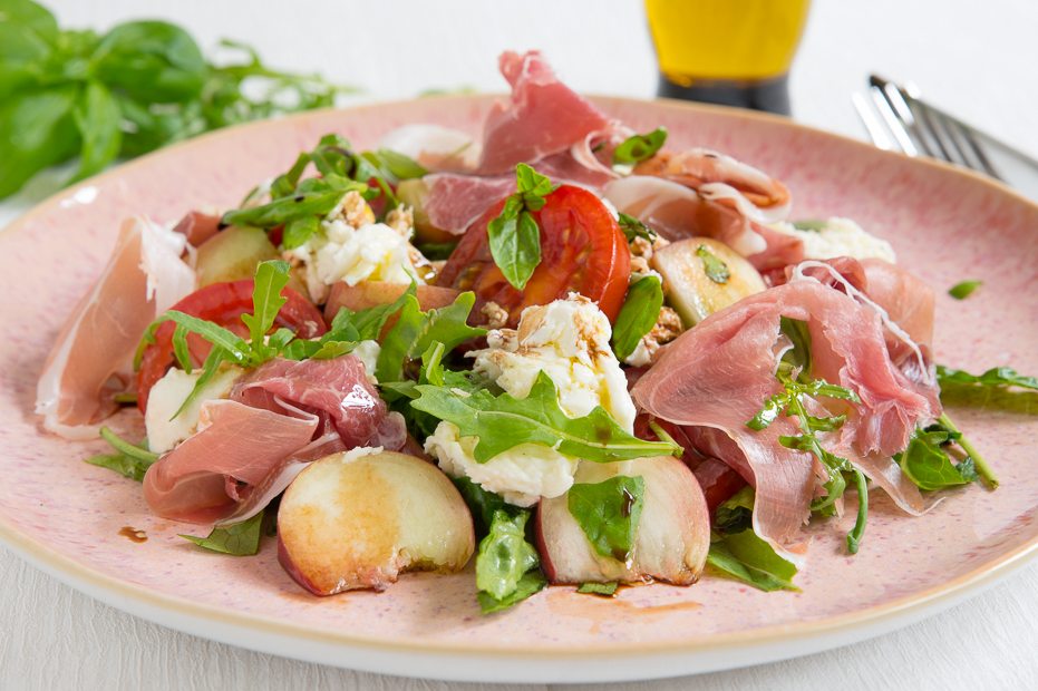 Zomersalade met perzik, mozzarella en parmaham
