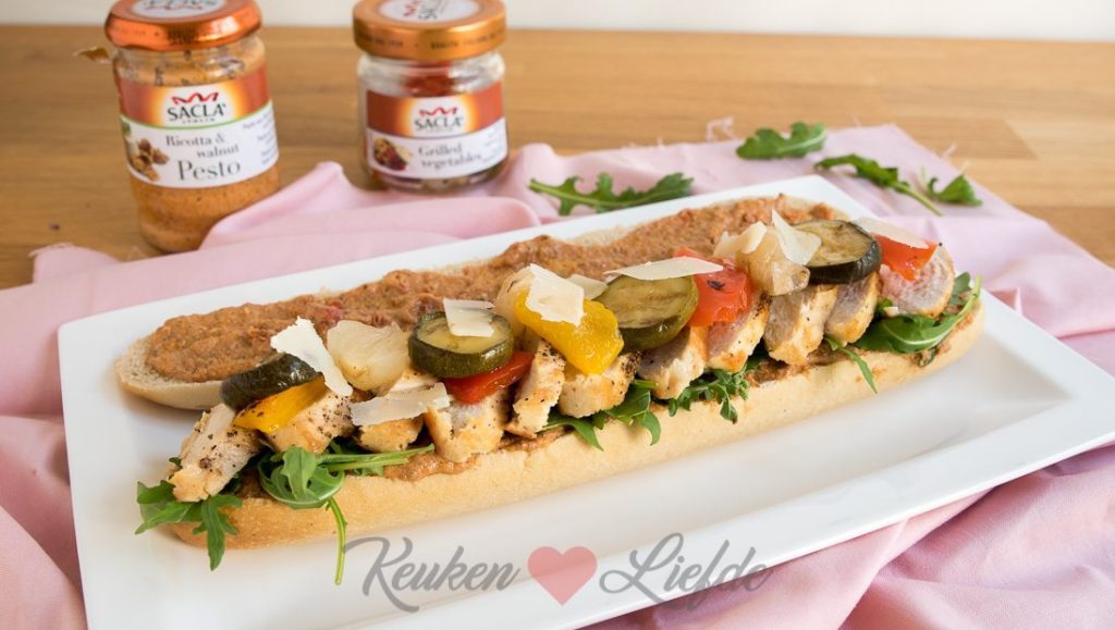 Panini met kip, pesto en gegrilde groenten