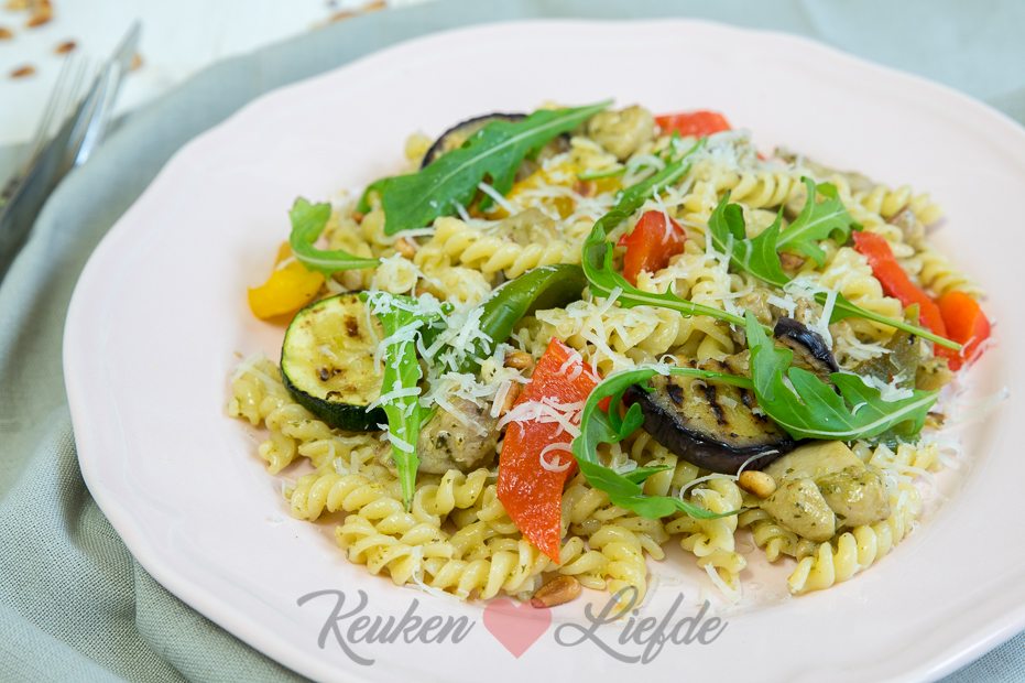 Pasta pesto met kippendij en gegrilde groenten