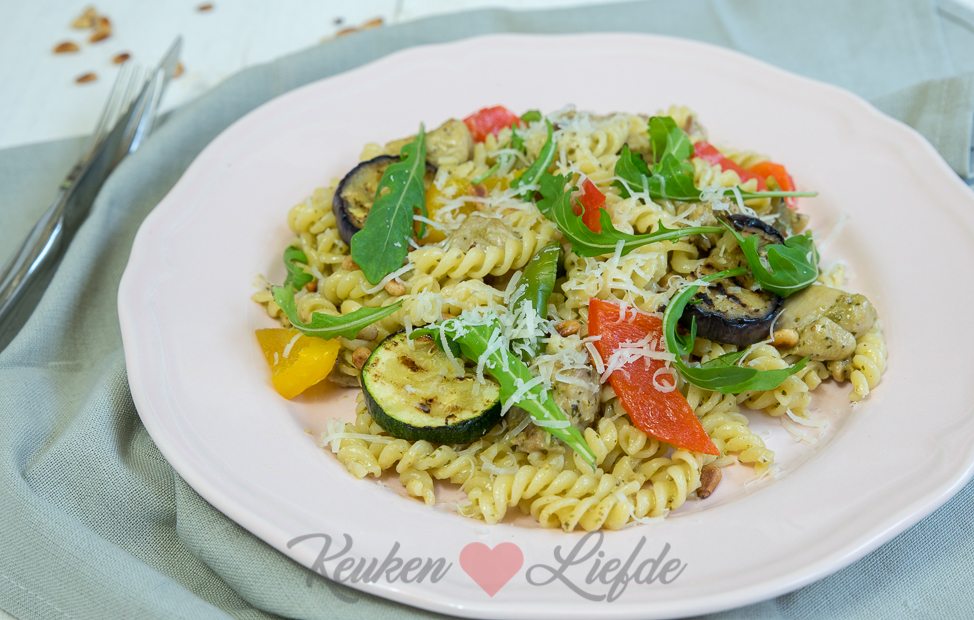 Pasta pesto met kippendij en gegrilde groenten