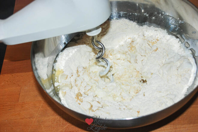 Roer de ingrediënten in een kom door elkaar