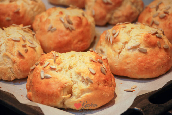 Bak de broodjes goudbruin in de oven