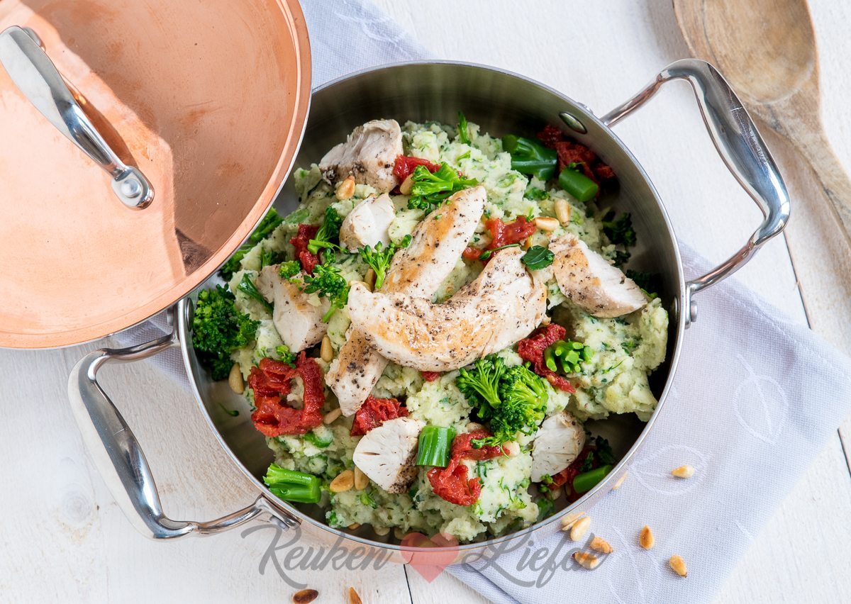 asperge-broccolistamppot met pesto en kipfilethaasjes