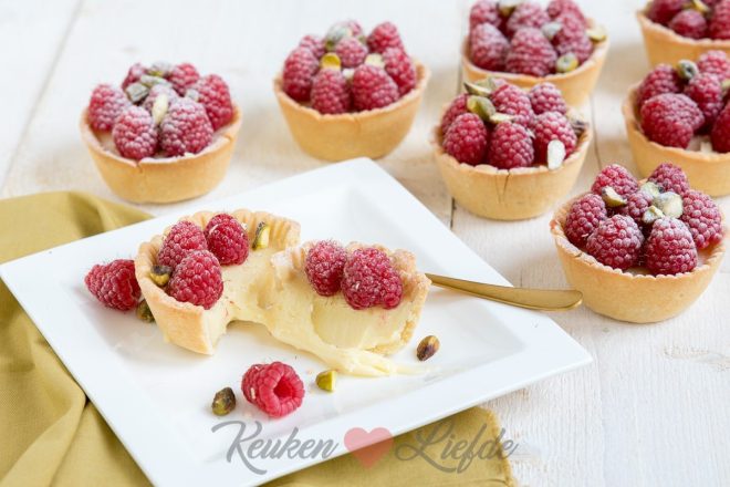 Giet over de taartbakjes