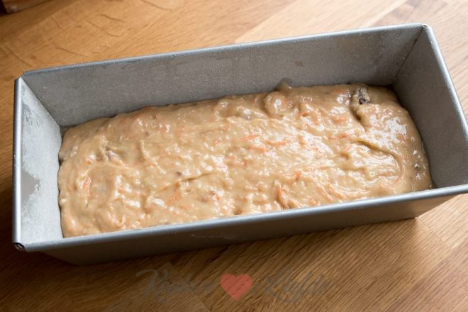 Verdeel beslag in cakevorm en bak in de oven