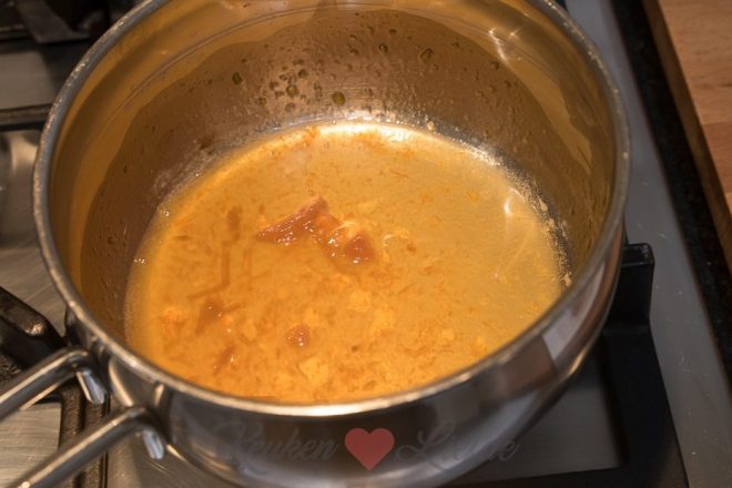 Bestrijk cake met warme jam en bestrooi met geraspte kokos