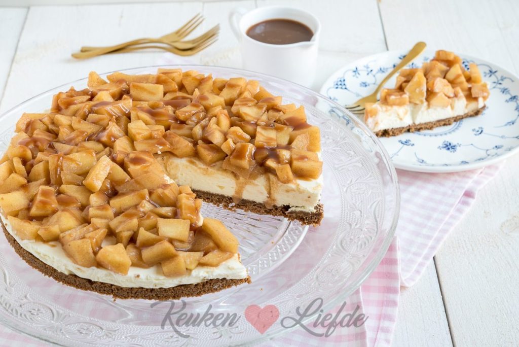 Monchoutaart met kaneelappel en toffeesaus