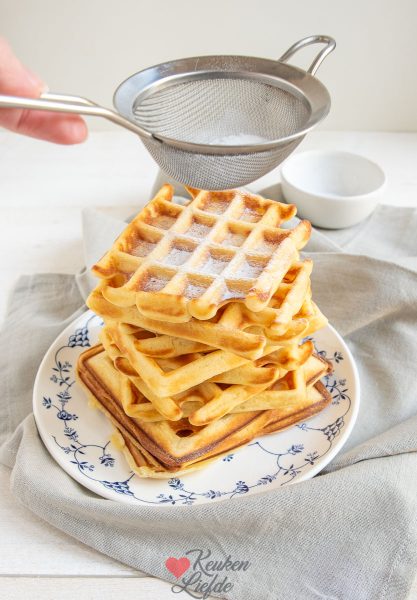 Laat de wafels iets afkoelen en serveer