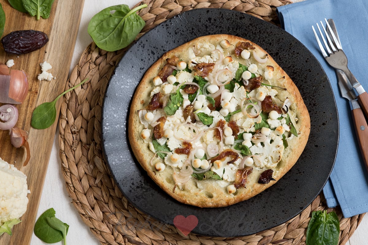 Courgettepizza met bloemkool en geitenkaas