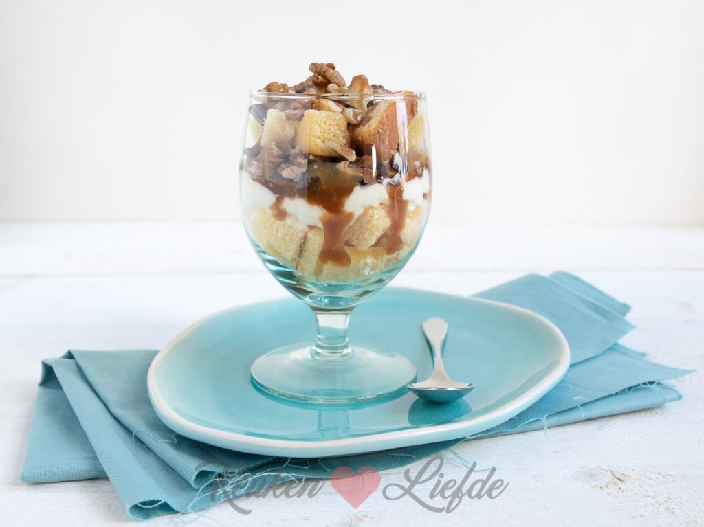 Trifle met toffeesaus, walnoot en chocolade