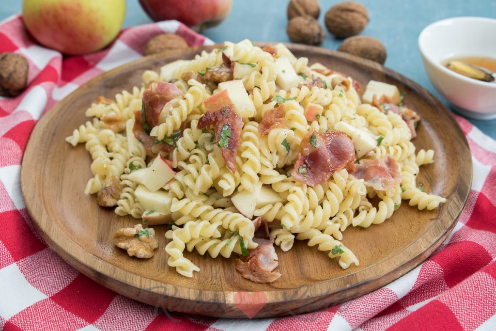 Pastasalade met appel, walnoot en spek