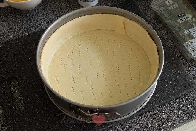 Bekleed de taartvorm met het taartdeeg