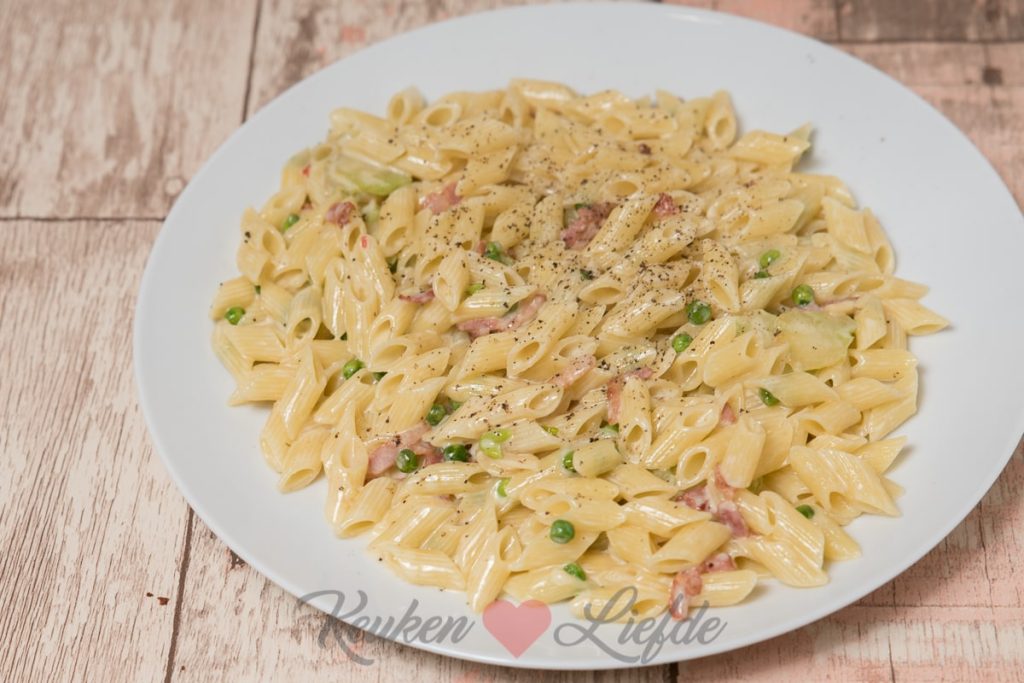 Penne met broccoli, doperwten, spek en roomsaus