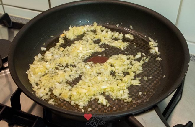 Bak de ui en knoflook