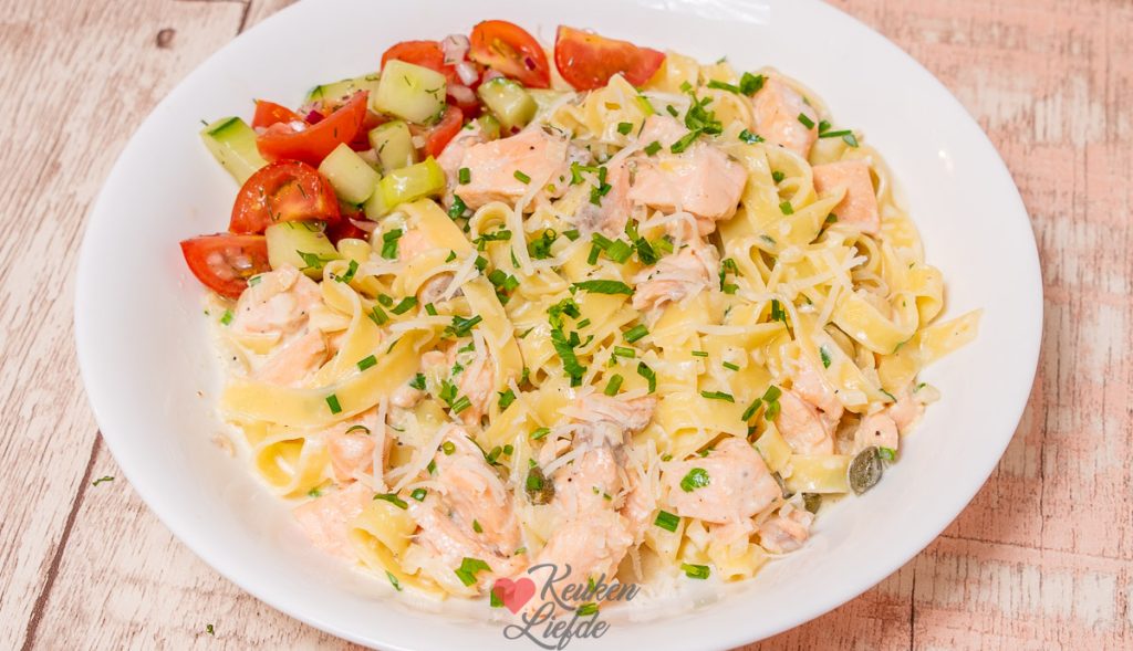 Pasta met zalm en witte wijnsaus