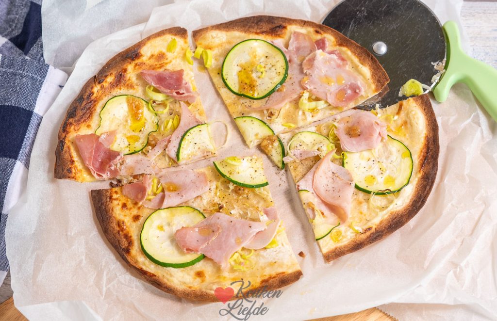 Tortilla pizza (tortizza) met courgette, prei en ham – krokant uit de oven