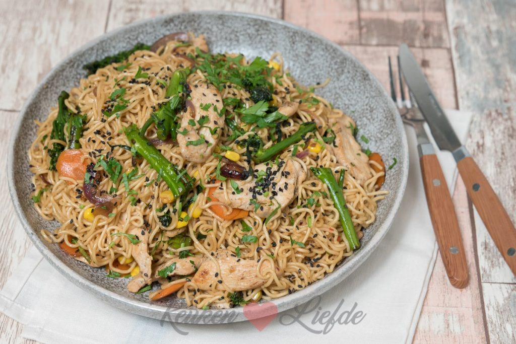 Woknoedels met kip en bimi