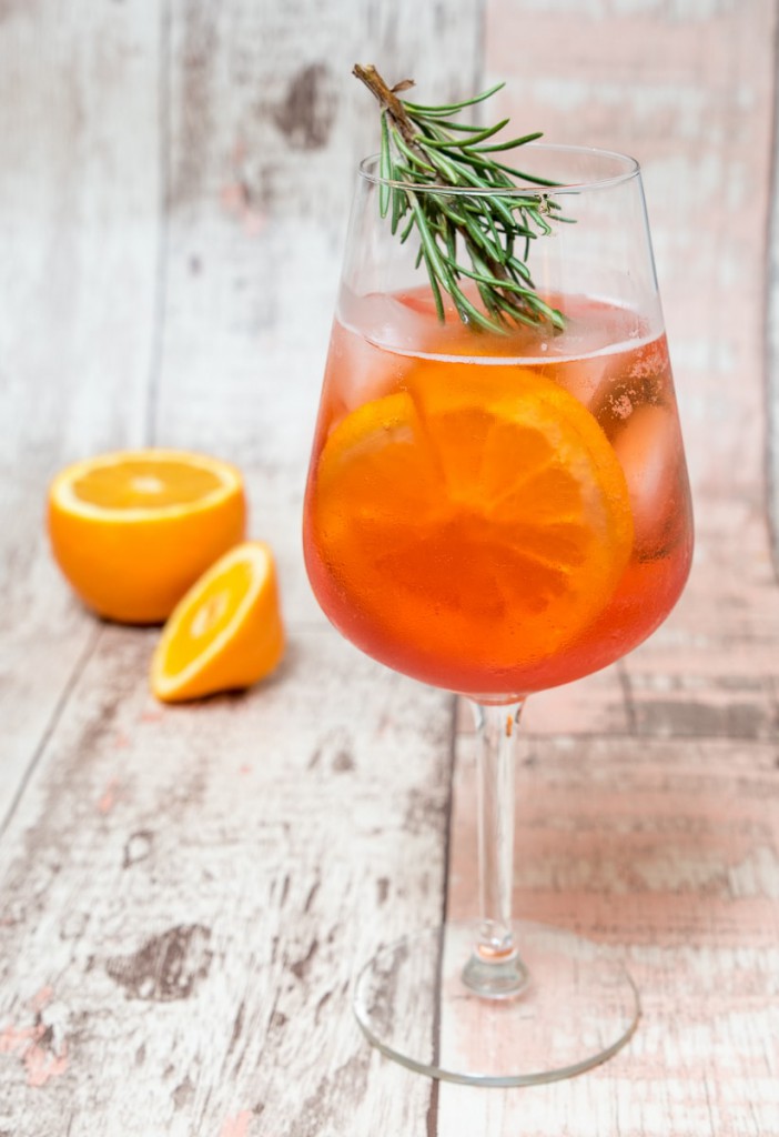 Aperol Spritz met cranberrysap en rozemarijn
