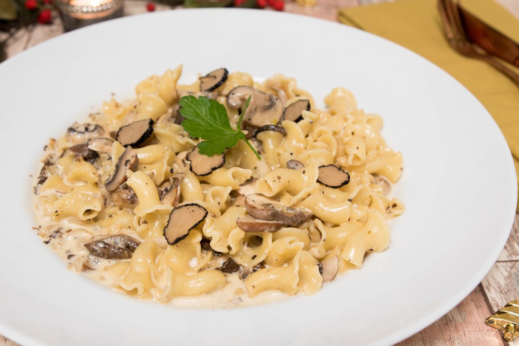 Pasta met truffelroomsaus en paddestoelen