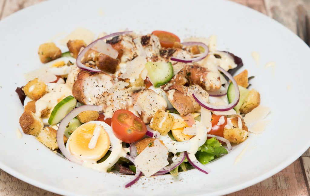 Club sandwich salade met honing-mosterdsaus