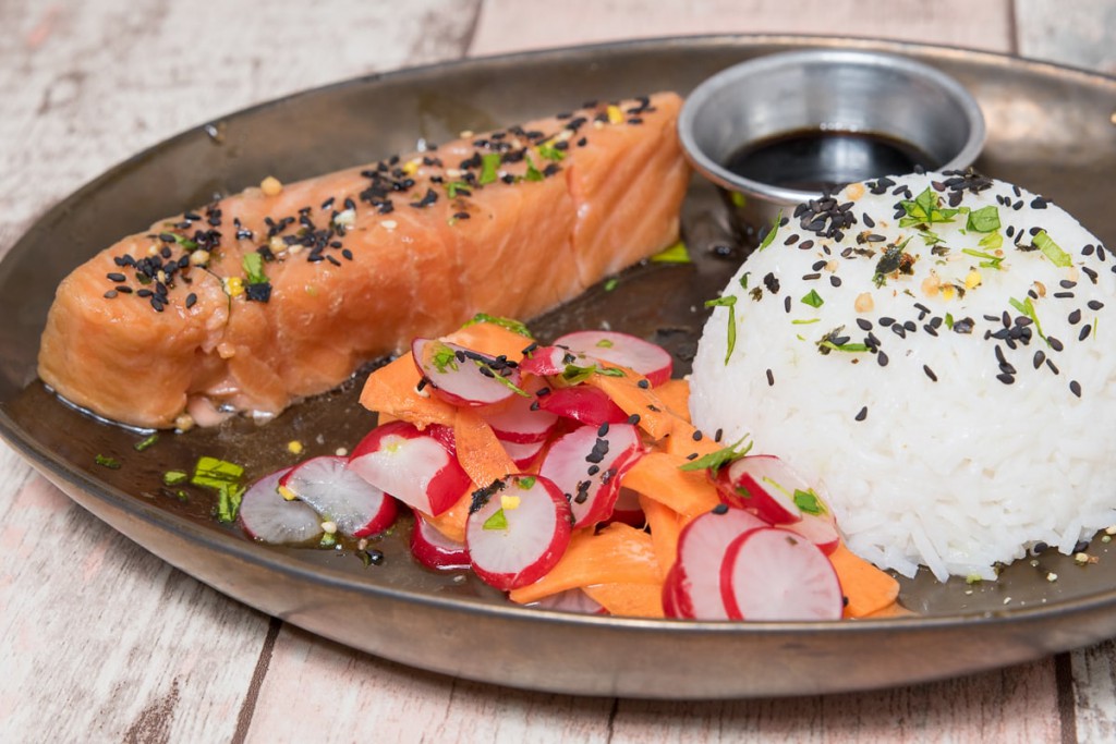 Zalm in sojasaus-marinade met rijst en rauwkost