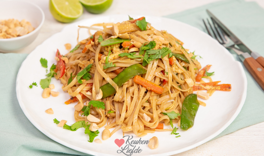 Vegetarische pad thai met peulen en wortel
