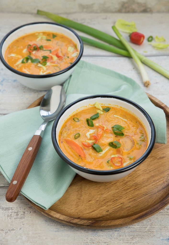 Snelle currysoep met wortel, spitskool en rijstvermicelli Snelle currysoep met wortel, spitskool en rijstvermicelli