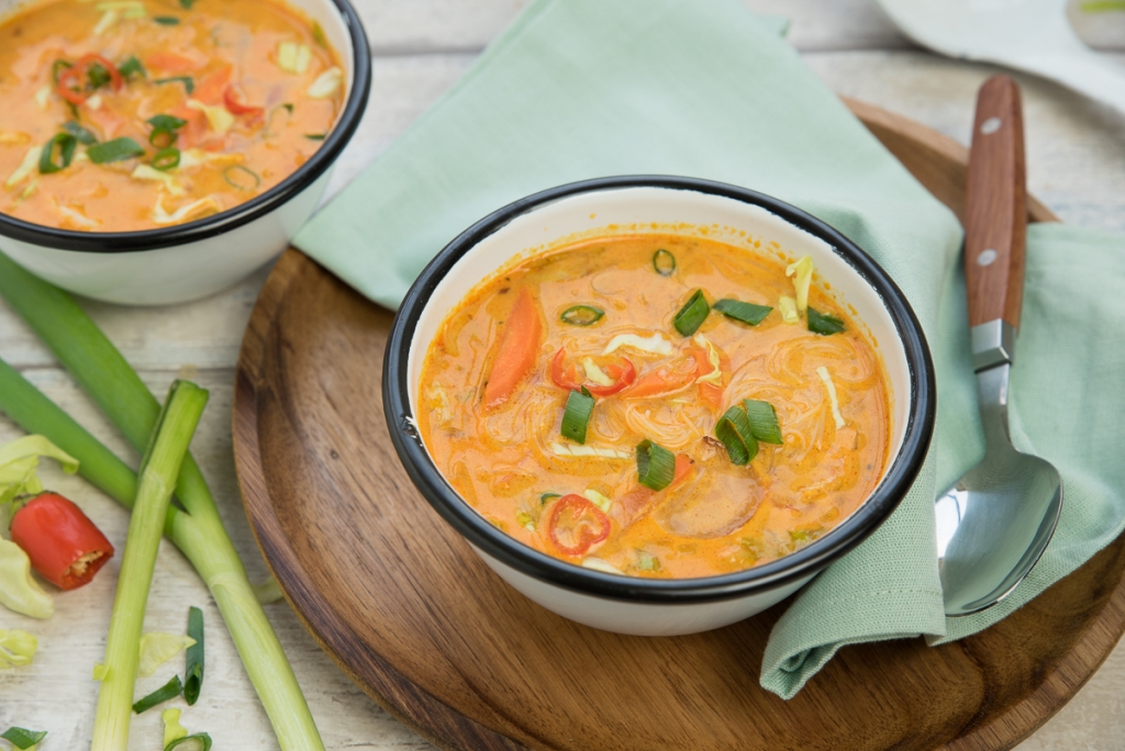 Snelle currysoep met wortel, spitskool en rijstvermicelli Snelle currysoep met wortel, spitskool en rijstvermicelli