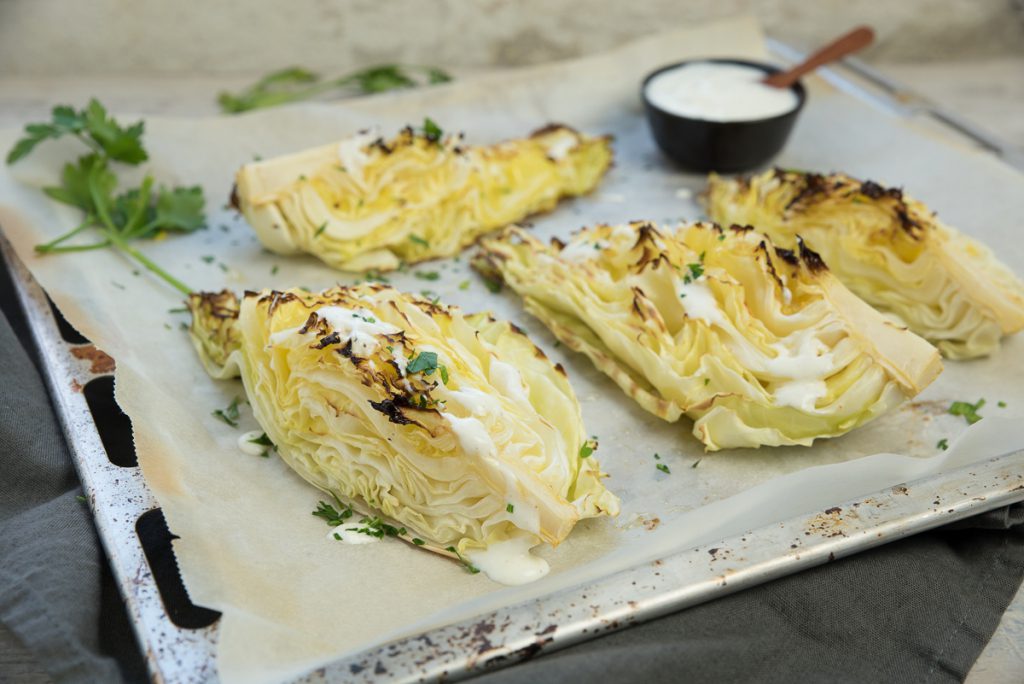 Spitskool uit de oven met yoghurtdressing